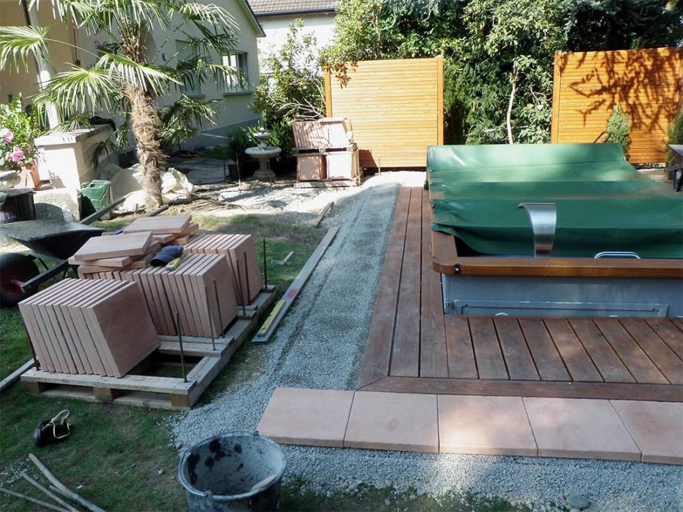 Schwimmbad mit Holzverkleidung - schickli-gartenbau.ch